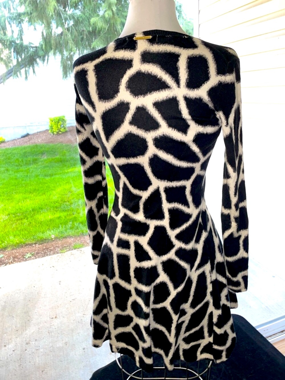 Women’s Chic B & W MICHAEL KORS Giraffe Print Long Sleeve Knit Sweaterdress SzXS - Picture 6 of 10